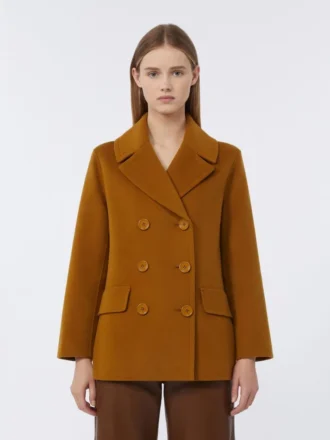 Chaqueta tipo pea de lana, color mostaza