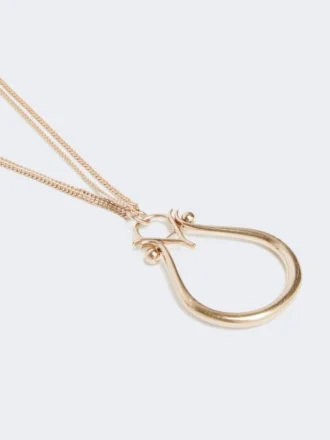 Collar con colgante con monograma, dorado