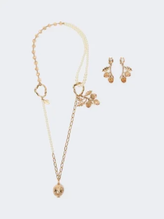 Conjunto con dijes y cristales, dorado