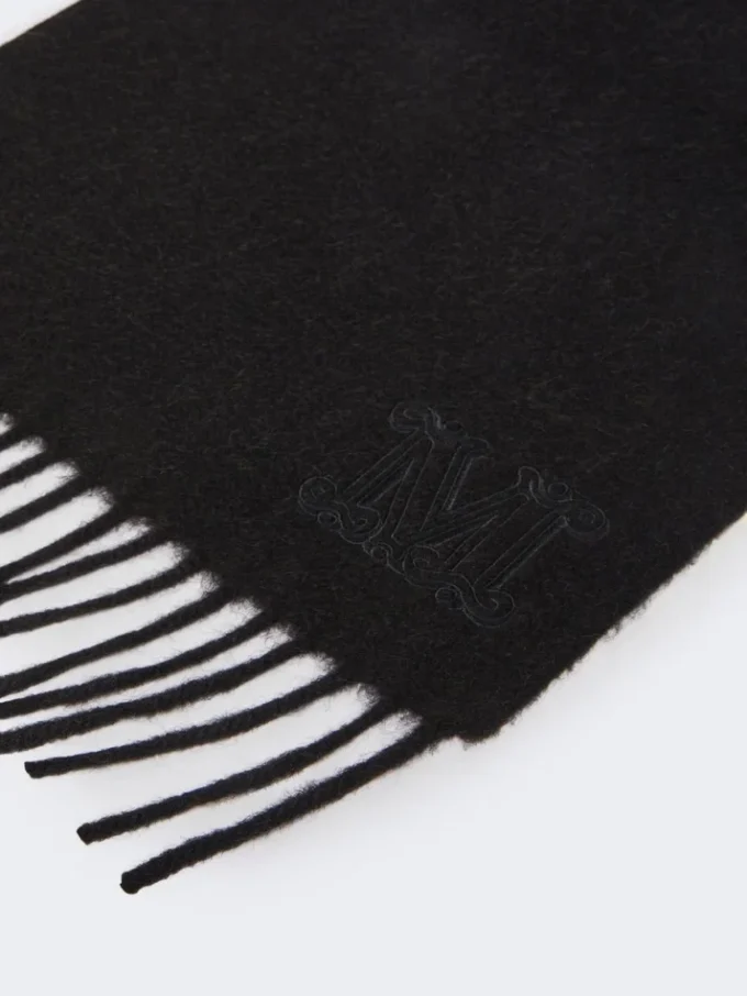 Estola camel con monograma bordado, negra Estola camel con monograma bordado, negra