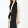 Estola camel con monograma bordado, negra Estola camel con monograma bordado, negra