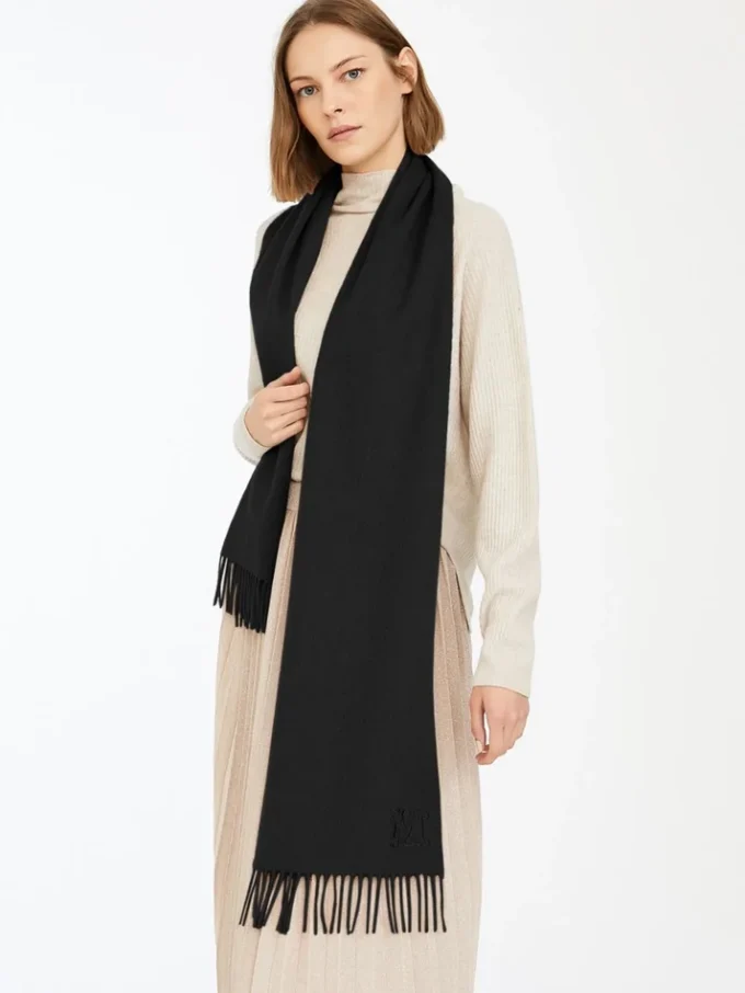 Estola camel con monograma bordado, negra Estola camel con monograma bordado, negra