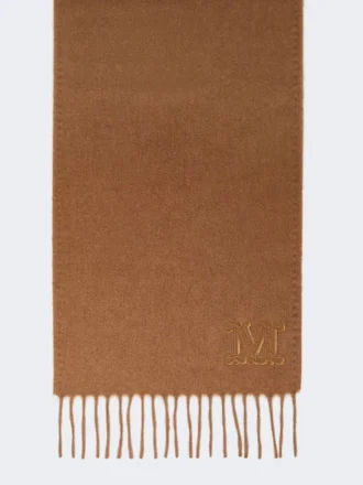 Estola de color camel con monograma bordado, camel