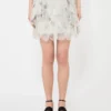 Falda corta con pétalos de organza estampada, gris perla