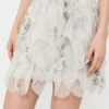 Falda corta con pétalos de organza estampada, gris perla
