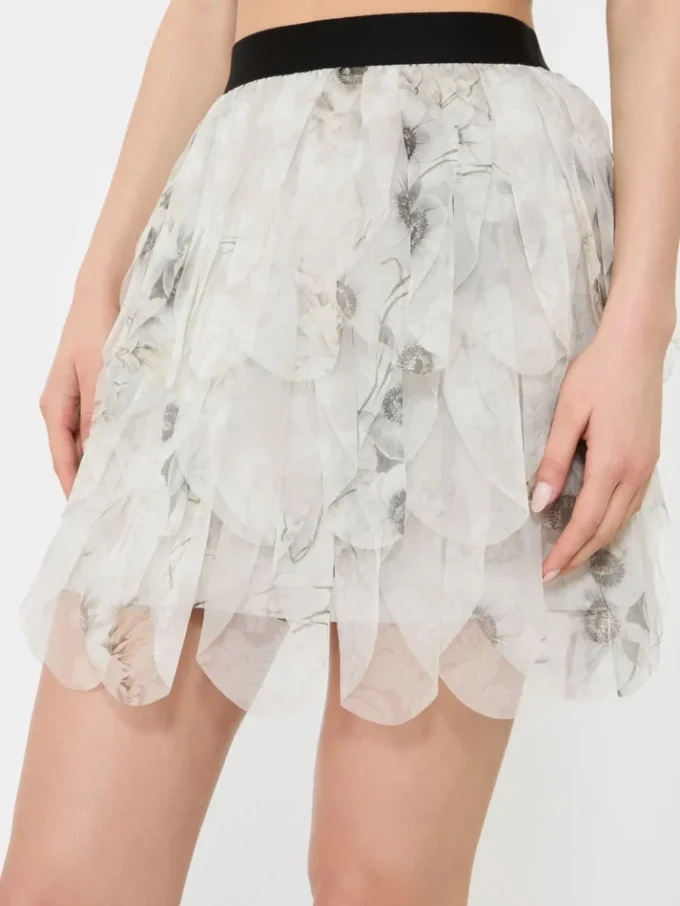 Falda corta con pétalos de organza estampada, gris perla