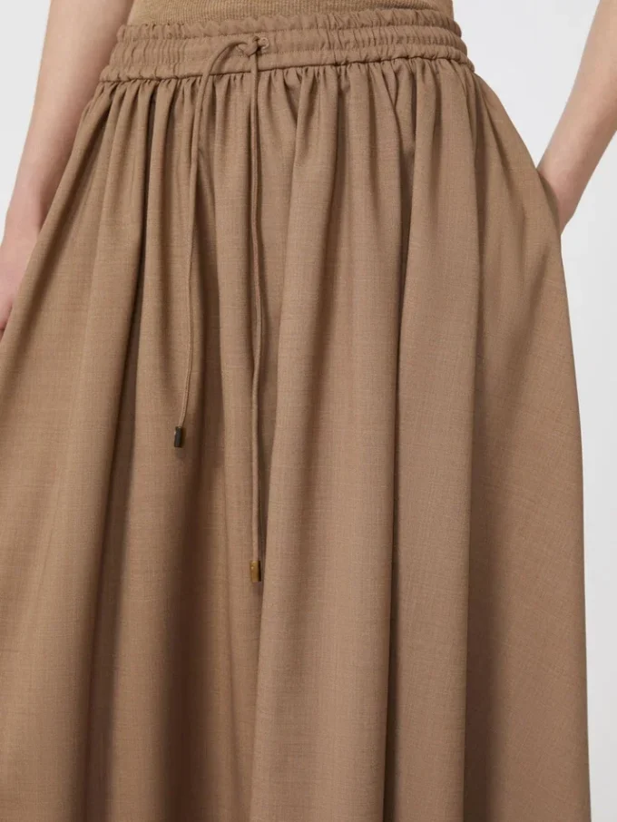Falda midi de tejido de lana, color avellana Falda midi de tejido de lana, color avellana