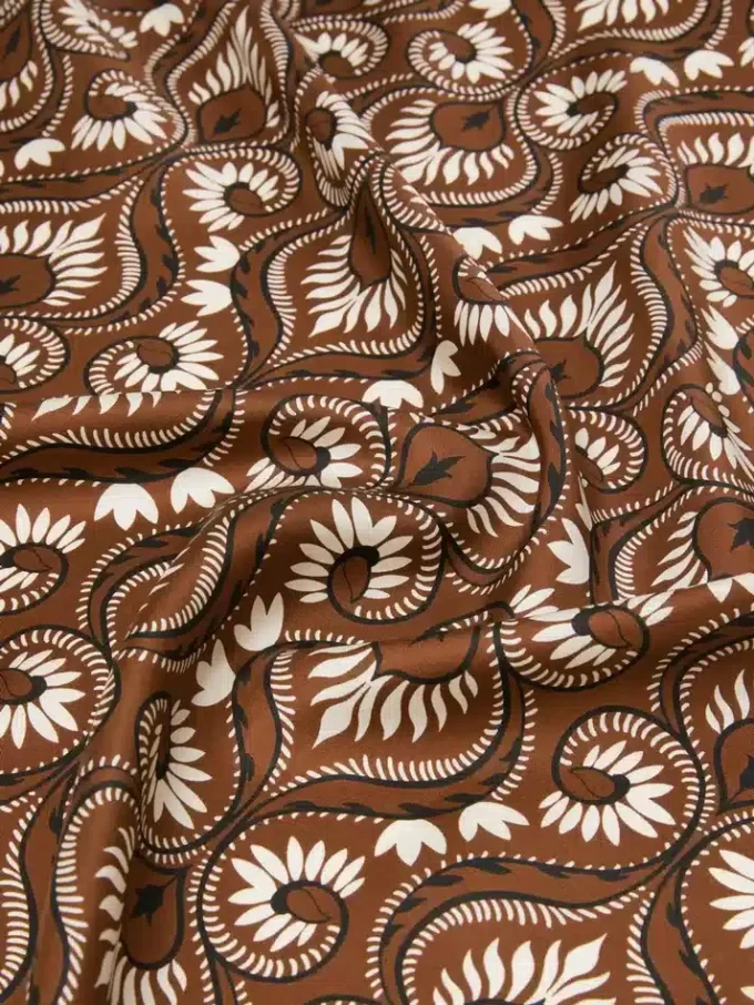 Fular cuadrado de seda estampado, color caramelo