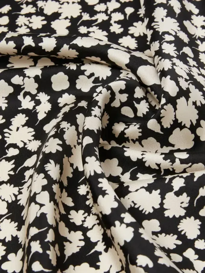 Fular de sarga de seda estampado, negro Fular de sarga de seda estampado, negro