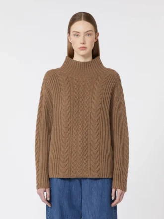 Jersey de cuello alto de lana y cachemira con punto trenzado, color barro Jersey de cuello alto de lana y cachemira con punto trenzado, color barro
