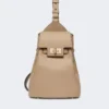 Mochila Margaux de un solo hombro de piel, color barro Mochila Margaux de un solo hombro de piel, color barro