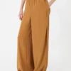 – Pantalones anchos de satén reverso, color caramelo – Pantalones anchos de satén reverso, color caramelo