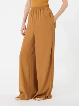 – Pantalones anchos de satén reverso, color caramelo