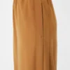 – Pantalones anchos de satén reverso, color caramelo – Pantalones anchos de satén reverso, color caramelo