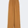 – Pantalones anchos de satén reverso, color caramelo – Pantalones anchos de satén reverso, color caramelo