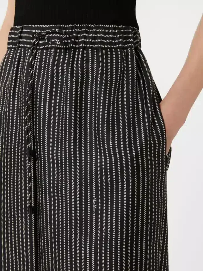 Pantalones anchos de seda estampada, negro y blanco Pantalones anchos de seda estampada, negro y blanco