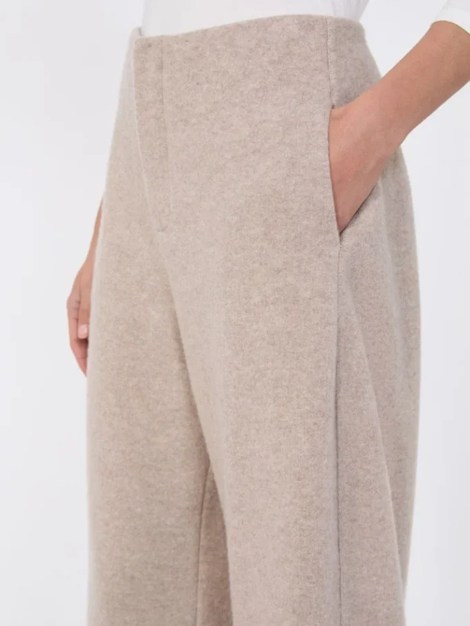 Pantalones de cachemira y forro polar de lana, color beige Pantalones de cachemira y forro polar de lana, color beige