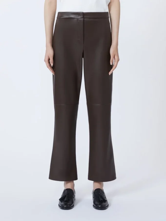 Pantalones de corte ajustado en tejido recubierto, color chocolate Pantalones de corte ajustado en tejido recubierto, color chocolate
