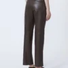 Pantalones de corte ajustado en tejido recubierto, color chocolate Pantalones de corte ajustado en tejido recubierto, color chocolate