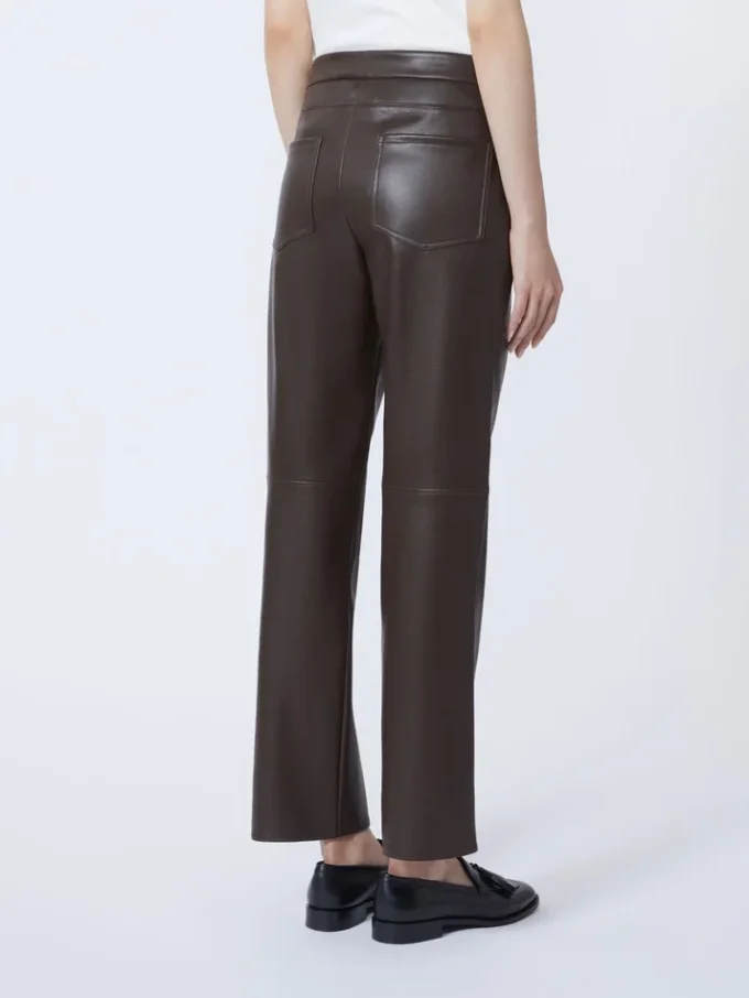 Pantalones de corte ajustado en tejido recubierto, color chocolate Pantalones de corte ajustado en tejido recubierto, color chocolate