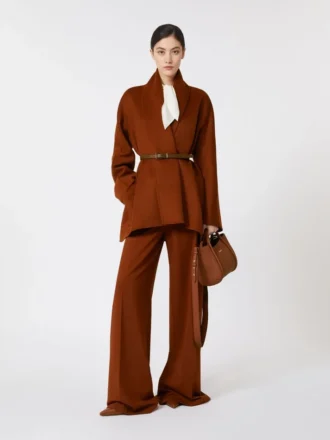 Chaqueta estilo bata en color camel, terracota