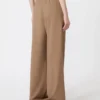 Pantalones de tela de lana elástica, color avellana Pantalones de tela de lana elástica, color avellana