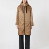 Parka acolchada de lona repelente al agua, color camel Parka acolchada de lona repelente al agua, color camel