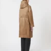 Parka acolchada de lona repelente al agua, color camel Parka acolchada de lona repelente al agua, color camel