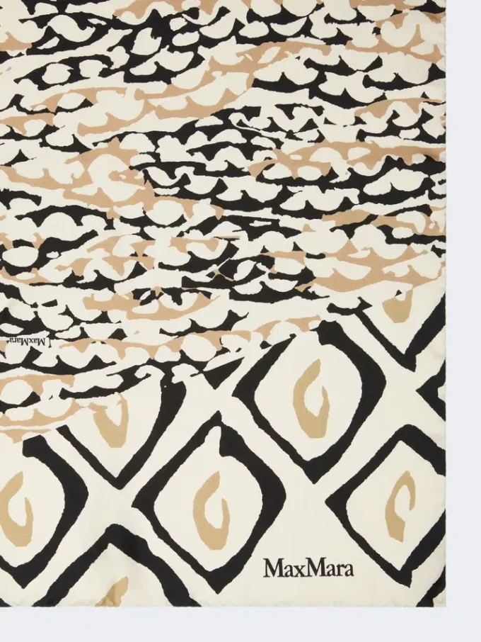 Pañuelo oversize de seda estampado, color beige Pañuelo oversize de seda estampado, color beige