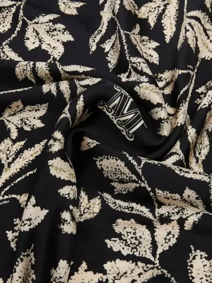 Pañuelo oversize de seda estampado, negro Pañuelo oversize de seda estampado, negro