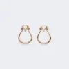 Pendientes con monograma de metal dorado Pendientes con monograma de metal dorado