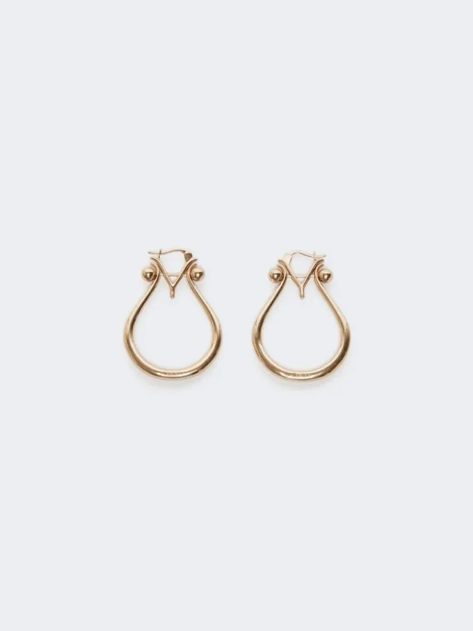 Pendientes con monograma de metal dorado Pendientes con monograma de metal dorado