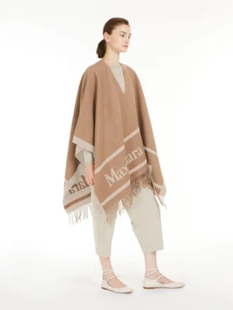 Poncho de lana jacquard, color camel Poncho de lana jacquard, color camel