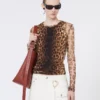 Top bimaterial con estampado animal, en tonos beige Top bimaterial con estampado animal, en tonos beige