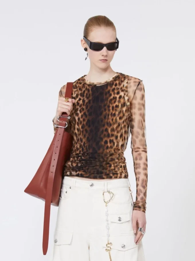 Top bimaterial con estampado animal, en tonos beige Top bimaterial con estampado animal, en tonos beige