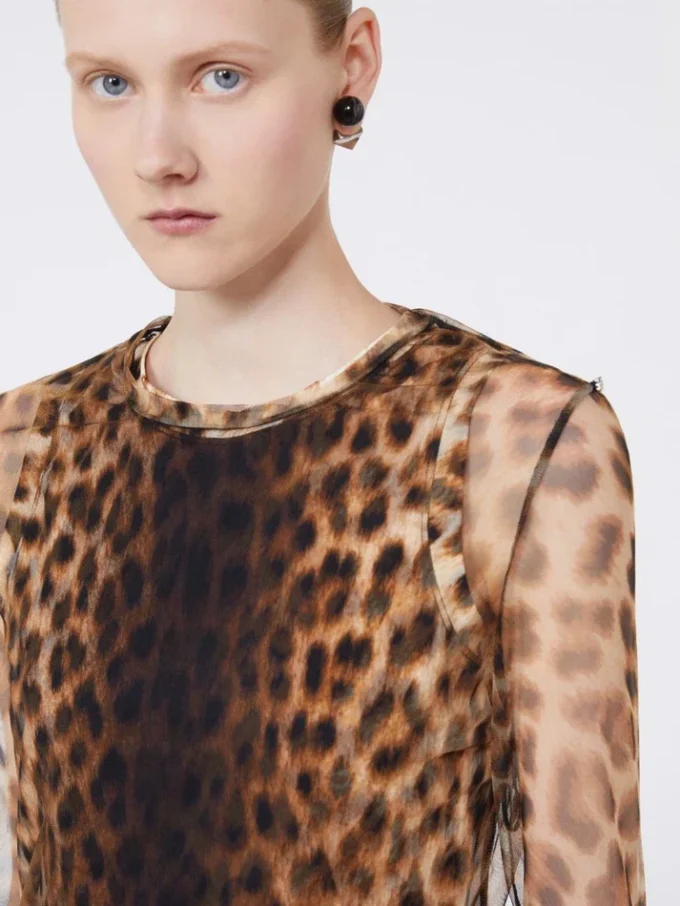 Top bimaterial con estampado animal, en tonos beige Top bimaterial con estampado animal, en tonos beige