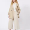 Trench corto de lona repelente al agua, color beige Trench corto de lona repelente al agua, color beige