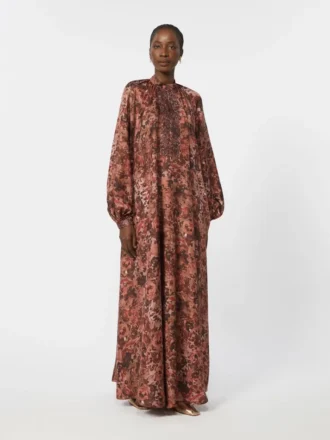 Vestido acampanado de seda estampada, color burdeos