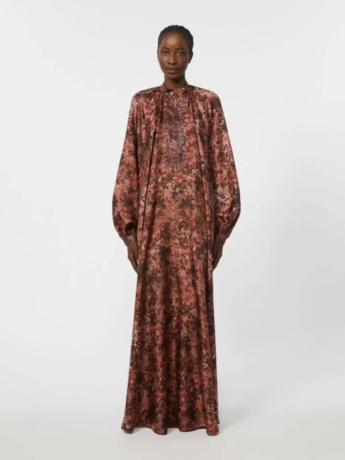 Vestido acampanado de seda estampada, color burdeos
