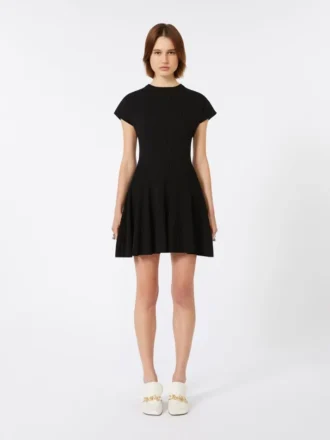 Vestido de punto, entallado en la cintura, negro
