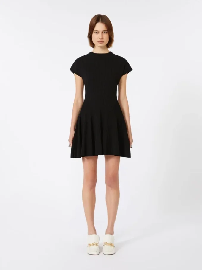 Vestido de punto, entallado en la cintura, negro Vestido de punto, entallado en la cintura, negro