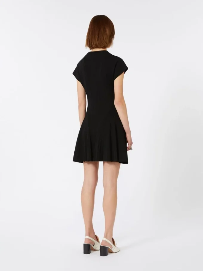 Vestido de punto, entallado en la cintura, negro Vestido de punto, entallado en la cintura, negro