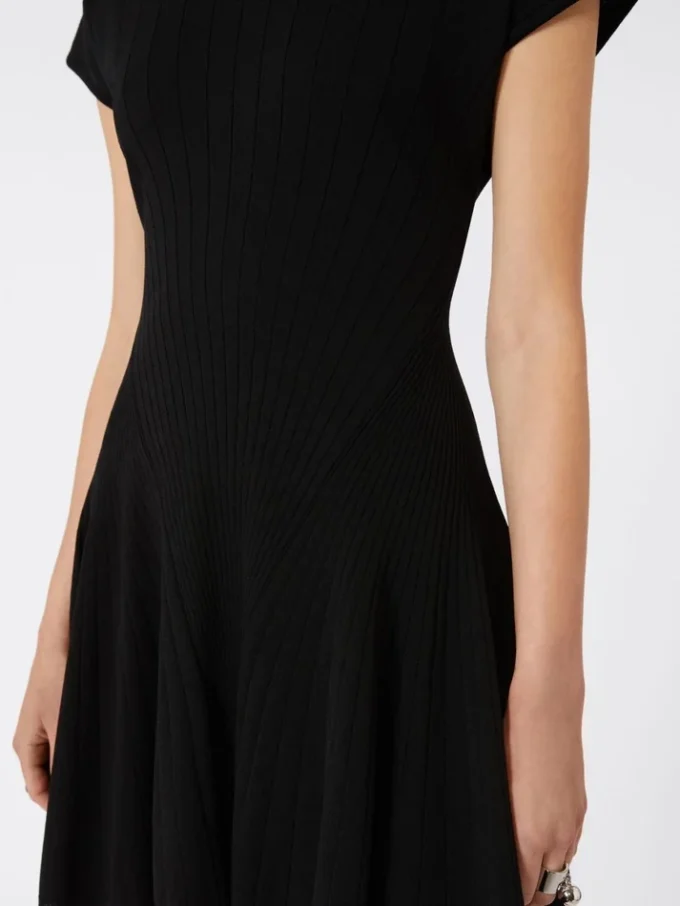 Vestido de punto, entallado en la cintura, negro Vestido de punto, entallado en la cintura, negro