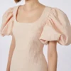 Vestido largo de jacquard cloque, color polvo Vestido largo de jacquard cloque, color polvo