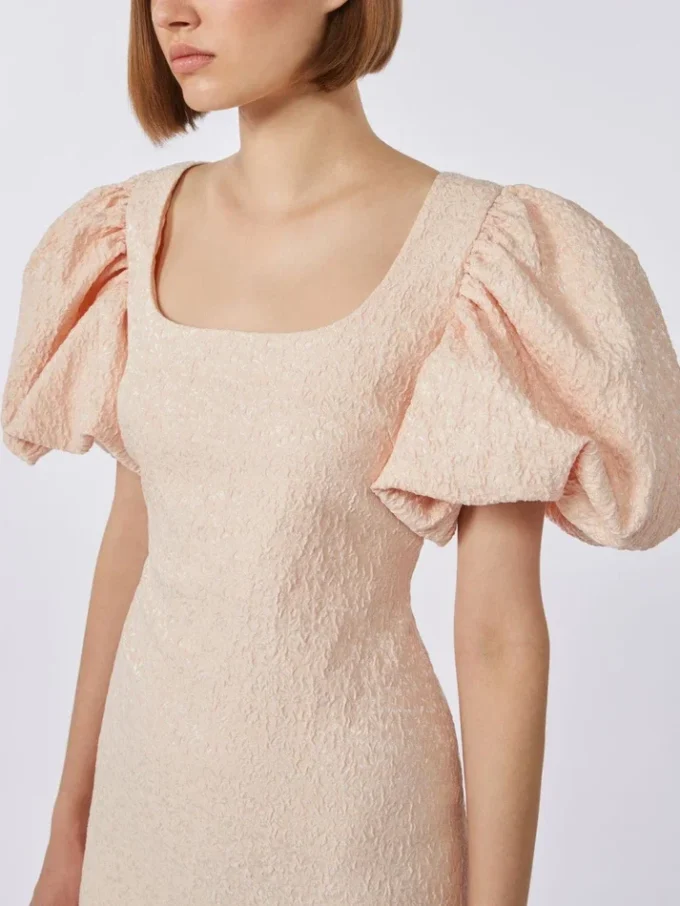 Vestido largo de jacquard cloque, color polvo Vestido largo de jacquard cloque, color polvo